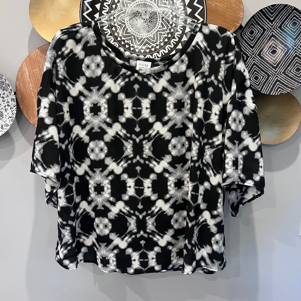 Peyton Jensen Black White Kaleidoscope Tie Dye Short Sleeve Blouse Large E-362-T